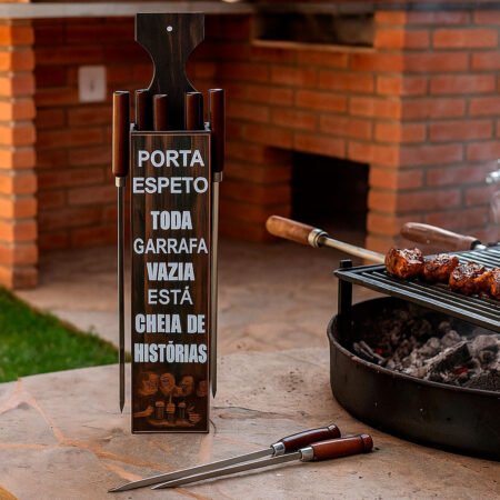 Porta Espetos de Churrasco Rústico Decor - História em Cada Garrafa - Imagem 2